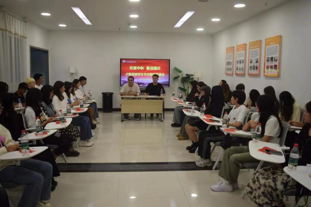 校一起聊app官网携手西甲联赛开启官