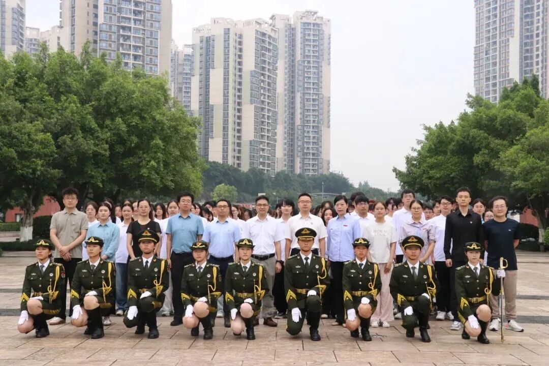 激励广大青年争做时代新人